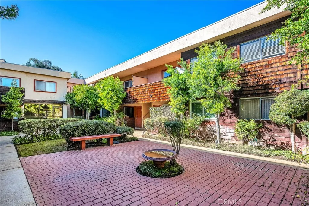 5414 Newcastle Avenue 33, Encino, California 91316 home-pic-17